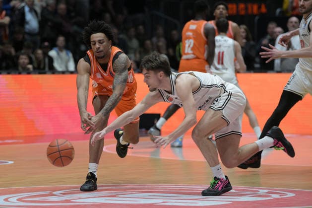 asyCredit Basketball Bundesliga, 31. Spieltag, Niners Chemnitz - BMA365 Bamberg Baskets 27.04.2026 ab 20.00 Uhr Chemnitz, Chemnitz Arena Im Foto: Roman Bedime(35), Zachary Ensminger (1) easyCredit Basketball Bundesliga, 31. Spieltag, Niners Chemnitz - BMA365 Bamberg Baskets Chemnitz Sachsen Deutschland