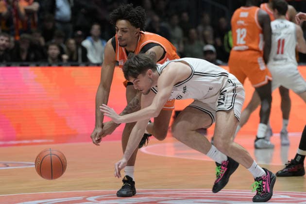 asyCredit Basketball Bundesliga, 31. Spieltag, Niners Chemnitz - BMA365 Bamberg Baskets 27.04.2026 ab 20.00 Uhr Chemnitz, Chemnitz Arena Im Foto: Roman Bedime(35), Zachary Ensminger (1) easyCredit Basketball Bundesliga, 31. Spieltag, Niners Chemnitz - BMA365 Bamberg Baskets Chemnitz Sachsen Deutschland