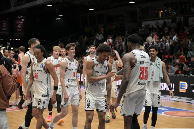 asyCredit Basketball Bundesliga, 31. Spieltag, Niners Chemnitz - BMA365 Bamberg Baskets 27.04.2026 ab 20.00 Uhr Chemnitz, Chemnitz Arena Im Foto: Bamberg Baskets feiern den Sieg. easyCredit Basketball Bundesliga, 31. Spieltag, Niners Chemnitz - BMA365 Bamberg Baskets Chemnitz Sachsen Deutschland