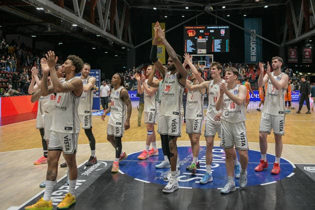 asyCredit Basketball Bundesliga, 31. Spieltag, Niners Chemnitz - BMA365 Bamberg Baskets 27.04.2026 ab 20.00 Uhr Chemnitz, Chemnitz Arena Im Foto: Bamberg Baskets feiern den Sieg. easyCredit Basketball Bundesliga, 31. Spieltag, Niners Chemnitz - BMA365 Bamberg Baskets Chemnitz Sachsen Deutschland