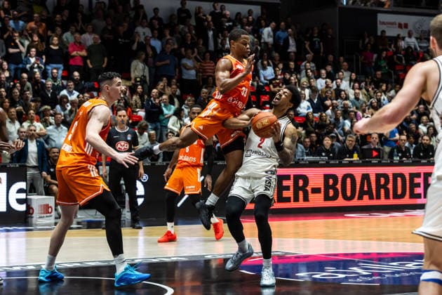 GER, easy-Credit Basketball-Bundesliga, Niners Chemnitz - BMA365 Bamberg Baskets. 27.04.2026, Messe, Chemnitz, GER, easy-Credit Basketball-Bundesliga, Niners Chemnitz - BMA365 Bamberg Baskets. Ibi Watson (BMA365 Bamberg Baskets, 2), Eric Washington (Niners Chemnitz, 33) Foto Alexander Trienitz Chemnitz Messe Sachsen Deutschland