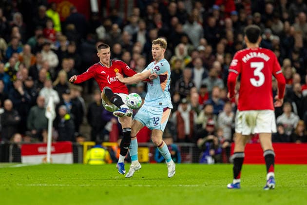 Football - FA Premier League - Manchester United, ManU FC v Brentford FC MANCHESTER, ENGLAND - Monday, April 27, 2026: Manchester United s Benjamin Å eÅ¡ko is challenged by Brentford s captain Nathan Collins (R) during the FA Premier League match between Manchester United FC and Brentford FC at Old Trafford. (Photo by David Rawcliffe Propaganda) MANCHESTER Old Trafford GREATER MANCHESTER ENGLAND  Copyright: xDavidxRawcliffex P2026-04-27-Man_Utd_Brentford-80