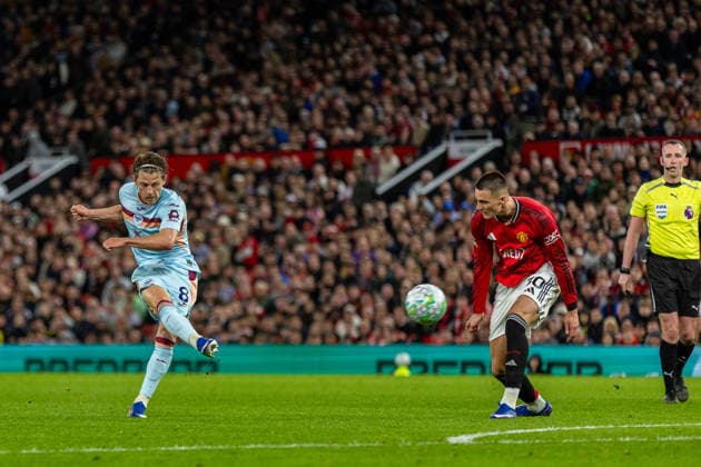 Football - FA Premier League - Manchester United, ManU FC v Brentford FC MANCHESTER, ENGLAND - Monday, April 27, 2026: Brentford s Mathias Jensen scores his side s first goal during the FA Premier League match between Manchester United FC and Brentford FC at Old Trafford. (Photo by David Rawcliffe Propaganda) MANCHESTER Old Trafford GREATER MANCHESTER ENGLAND  Copyright: xDavidxRawcliffex P2026-04-27-Man_Utd_Brentford-81