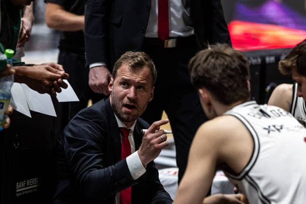 GER, easy-Credit Basketball-Bundesliga, Niners Chemnitz - BMA365 Bamberg Baskets. 27.04.2026, Messe, Chemnitz, GER, easy-Credit Basketball-Bundesliga, Niners Chemnitz - BMA365 Bamberg Baskets. Anton Gavel (Head Coach), BMA365 Bamberg Baskets spricht mit seinen Spielern Foto Alexander Trienitz Chemnitz Messe Sachsen Deutschland