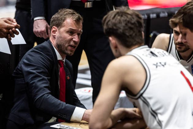 GER, easy-Credit Basketball-Bundesliga, Niners Chemnitz - BMA365 Bamberg Baskets. 27.04.2026, Messe, Chemnitz, GER, easy-Credit Basketball-Bundesliga, Niners Chemnitz - BMA365 Bamberg Baskets. Anton Gavel (Head Coach), BMA365 Bamberg Baskets spricht mit seinen Spielern Foto Alexander Trienitz Chemnitz Messe Sachsen Deutschland
