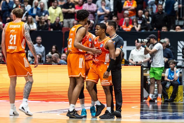 GER, easy-Credit Basketball-Bundesliga, Niners Chemnitz - BMA365 Bamberg Baskets. 27.04.2026, Messe, Chemnitz, GER, easy-Credit Basketball-Bundesliga, Niners Chemnitz - BMA365 Bamberg Baskets. Eric Washington (Niners Chemnitz, 33) wird von den Teamkollegen zurück gehalten Foto Alexander Trienitz Chemnitz Messe Sachsen Deutschland