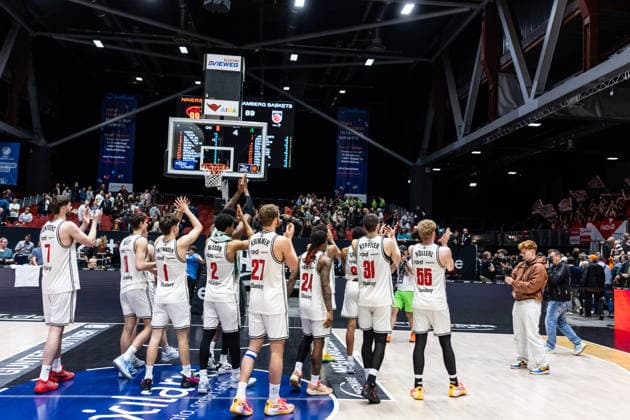 GER, easy-Credit Basketball-Bundesliga, Niners Chemnitz - BMA365 Bamberg Baskets. 27.04.2026, Messe, Chemnitz, GER, easy-Credit Basketball-Bundesliga, Niners Chemnitz - BMA365 Bamberg Baskets. Die BMA365 Bamberg Baskets bedanken sich bei den Fans Foto Alexander Trienitz Chemnitz Messe Sachsen Deutschland
