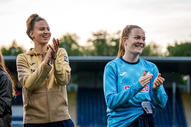 Franziska Harsch (17; TSG Hoffenheim) und Nikee van Dijk (25; TSG Hoffenheim) applaudieren gemeinsam im Dietmar-Hopp Stadion GPFBL: TSG Hoffenheim - 1. FC Köln, 27.04.2026 Copyright: xSpeedshotx