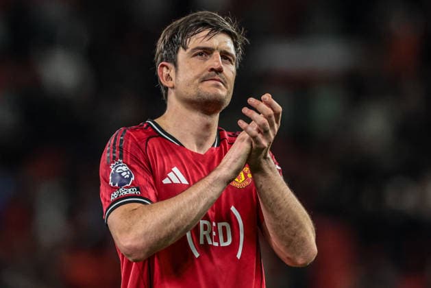 Premier League: Manchester United, ManU v Brentford Harry Maguire of Manchester United applauds the fans after the game during the Premier League match Manchester United vs Brentford at Old Trafford, Manchester, United Kingdom on 27 April 2026 (Photo by Mark Cosgrove News Images) Manchester Old Trafford Greater Manchester United Kingdom Copyright: xMarkxCosgrove NewsxImagesx