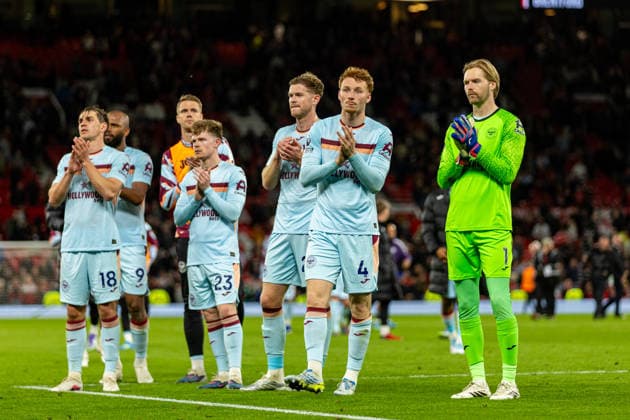 Football - FA Premier League - Manchester United, ManU FC v Brentford FC MANCHESTER, ENGLAND - Monday, April 27, 2026: Brentford s Sepp van den Berg and goalkeeper Caoimhin Kelleher applaud the travelling supporters after the FA Premier League match between Manchester United FC and Brentford FC at Old Trafford. Manchester United won 2-1. (Photo by David Rawcliffe Propaganda) MANCHESTER Old Trafford GREATER MANCHESTER ENGLAND  Copyright: xDavidxRawcliffex P2026-04-27-Man_Utd_Brentford-93