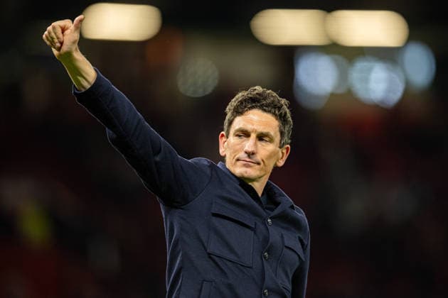 Football - FA Premier League - Manchester United, ManU FC v Brentford FC MANCHESTER, ENGLAND - Monday, April 27, 2026: Brentford s head coach Keith Andrews acknowledges the travelling supporters after the FA Premier League match between Manchester United FC and Brentford FC at Old Trafford. Manchester United won 2-1. (Photo by David Rawcliffe Propaganda) MANCHESTER Old Trafford GREATER MANCHESTER ENGLAND  Copyright: xDavidxRawcliffex P2026-04-27-Man_Utd_Brentford-100