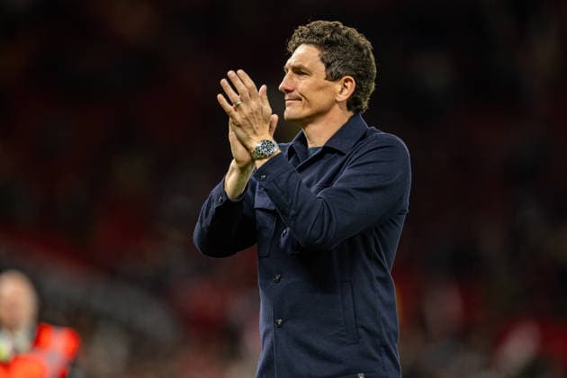 Football - FA Premier League - Manchester United, ManU FC v Brentford FC MANCHESTER, ENGLAND - Monday, April 27, 2026: Brentford s head coach Keith Andrews applauds the travelling supporters after the FA Premier League match between Manchester United FC and Brentford FC at Old Trafford. Manchester United won 2-1. (Photo by David Rawcliffe Propaganda) MANCHESTER Old Trafford GREATER MANCHESTER ENGLAND  Copyright: xDavidxRawcliffex P2026-04-27-Man_Utd_Brentford-98