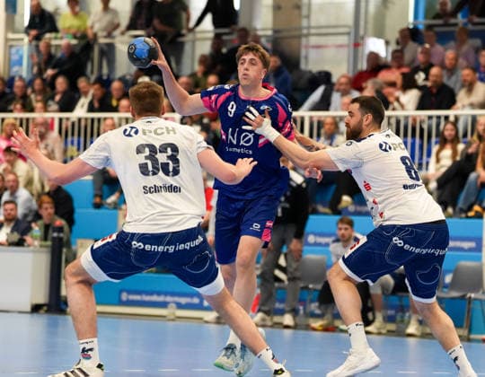 Florian Boehnert (TSV Bayer Dormagen, 9) works against Tim Niclas Schroeder (1. VfL Potsdam, 33) and Davide Bulzamini (1. VfL Potsdam, 8) TSV Bayer Dormagen vs 1. VfL Potsdam, 2. Handball Bundesliga, 29. Spieltag, Saison 2025 2026, TSV Bayer Sportcenter, GER, 27.04.2026 Foto: HMB Media Scott W. Coleman Dormagen TSV Bayer Sportcenter Nordrhein-Westfalen GER Copyright: xScottxW.xColemanx