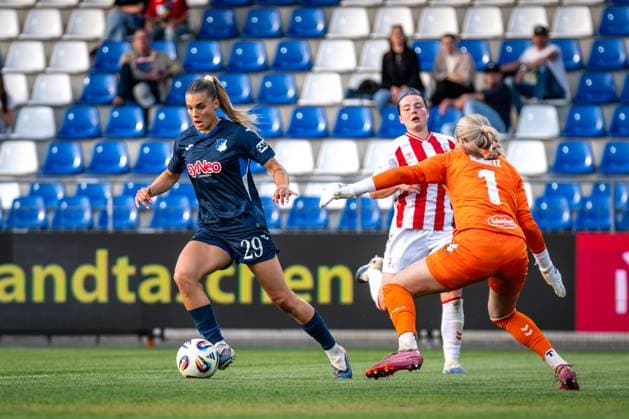 Selina Cerci (29; TSG Hoffenheim) mit Ball, während Amelie Bohnen (15; 1. FC Köln) und Torwartin Lisa Schmitz (1; 1. FC Köln) verteidigen im Dietmar-Hopp Stadion GPFBL: TSG Hoffenheim - 1. FC Köln, 27.04.2026 Copyright: xSpeedshotx