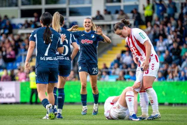 Selina Cerci (29; TSG Hoffenheim) jubelt im Dietmar-Hopp Stadion, während Spielerinnen von 1. FC Köln am Boden liegen GPFBL: TSG Hoffenheim - 1. FC Köln, 27.04.2026 Copyright: xSpeedshotx