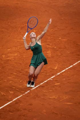 Mutua Madrid Open - Day Eight MADRID, SPAIN - APRIL 27: Marta Kostyuk of Ukraine serves against Caty McNally of United States during the Women s Singles Fourth Round during the Mutua Madrid Open 2026 tournament celebrated at La Caja Magica on April 27, 2026 in Madrid, Spain. Madrid La Caja Magica Madrid Spain Copyright: xAlbertoxGardinx AGardin_20260427_Tennis_Madrid_Day8_0696