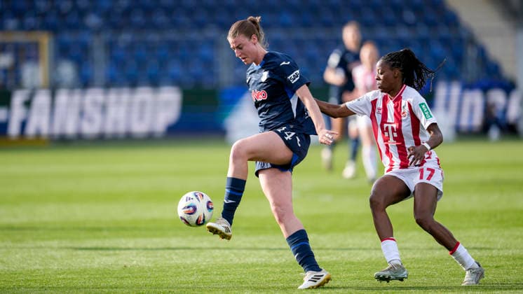 v.li.: Lisa Doorn (TSG, 14), Lydia Andrade (Köln, 17), Zweikampf, Spielszene, Duell, duel, tackle, tackling, Dynamik, Action, Aktion, 27.04.2026, Sinsheim (Hoffenheim) (Deutschland), Fussball, Google Pixel Frauen-Bundesliga, TSG 1899 Hoffenheim - 1. FC Köln, DFB DFL REGULATIONS PROHIBIT ANY USE OF PHOTOGRAPHS AS IMAGE SEQUENCES AND OR QUASI-VIDEO.