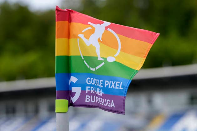 Eine Eckfahne mit dem Ligalogo der Google Pixel Frauen-Bundesliga in Regenbogenfarben weht im Wind, Logo, Fahne, Verein, Einzelbild, Einzelfoto, Symbolfoto, Symbolbild, Symbol, Aktion, Action, Diversity, Vielfalt, 27.04.2026, Sinsheim (Hoffenheim) (Deutschland), Fussball, Google Pixel Frauen-Bundesliga, TSG 1899 Hoffenheim - 1. FC Köln, DFB DFL REGULATIONS PROHIBIT ANY USE OF PHOTOGRAPHS AS IMAGE SEQUENCES AND OR QUASI-VIDEO.