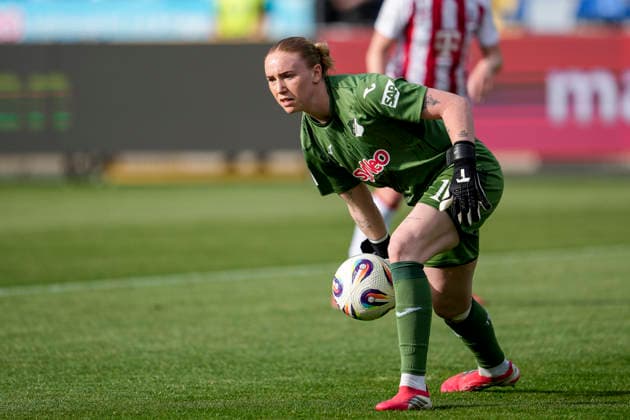 Laura Johanna Dick (Torwart, Torhüterin, TSG, 1), am Ball, Freisteller, Ganzkörper, Einzelbild, Einzelfoto, Aktion, Action, 27.04.2026, Sinsheim (Hoffenheim) (Deutschland), Fussball, Google Pixel Frauen-Bundesliga, TSG 1899 Hoffenheim - 1. FC Köln, DFB DFL REGULATIONS PROHIBIT ANY USE OF PHOTOGRAPHS AS IMAGE SEQUENCES AND OR QUASI-VIDEO.