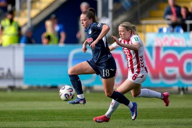 v.li.: Valesca Ampoorter (TSG, 18), Sandra Maria Jessen (Köln, 6), Zweikampf, Spielszene, Duell, duel, tackle, tackling, Dynamik, Action, Aktion, 27.04.2026, Sinsheim (Hoffenheim) (Deutschland), Fussball, Google Pixel Frauen-Bundesliga, TSG 1899 Hoffenheim - 1. FC Köln, DFB DFL REGULATIONS PROHIBIT ANY USE OF PHOTOGRAPHS AS IMAGE SEQUENCES AND OR QUASI-VIDEO.