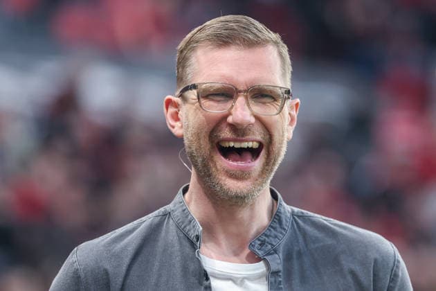 Fußball DFB Pokal - Bayer 04 Leverkusen - FC Bayern München am 22.04.2026 in der BayArena in Leverkusen TV Experte Per Mertesacker lacht lächelt *** Soccer DFB Cup Bayer 04 Leverkusen FC Bayern Munich on 22 04 2026 at the BayArena in Leverkusen TV expert Per Mertesacker smiles and laughs MH