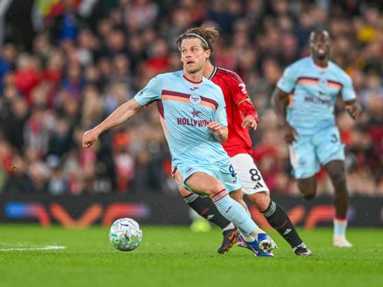 Manchester United, ManU v Brentford Premier League Mathias Jensen of Brentford and Bruno Fernandes of Manchester United during the Premier League match at Old Trafford, Manchester 27 04 2026 UK Newspapers OUT Copyright: xKarlxVallantinex FIL-23356-0072