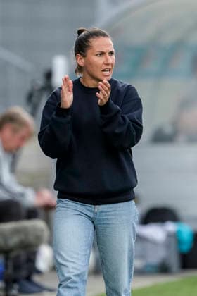 Eva-Maria Virsinger (Cheftrainerin, Trainerin, TSG), gibt Anweisungen, gestikuliert, mit den Armen gestikulieren, Einzelbild, Einzelfoto, Aktion, Action, 27.04.2026, Sinsheim (Hoffenheim) (Deutschland), Fussball, Google Pixel Frauen-Bundesliga, TSG 1899 Hoffenheim - 1. FC Köln, DFB DFL REGULATIONS PROHIBIT ANY USE OF PHOTOGRAPHS AS IMAGE SEQUENCES AND OR QUASI-VIDEO.