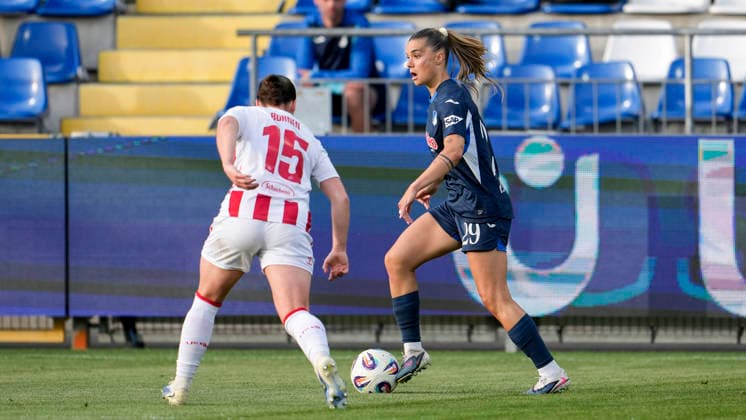 v.li.: Amelie Bohnen (Köln, 15), Selina Cerci (TSG, 29), Zweikampf, Spielszene, Duell, duel, tackle, tackling, Dynamik, Action, Aktion, 27.04.2026, Sinsheim (Hoffenheim) (Deutschland), Fussball, Google Pixel Frauen-Bundesliga, TSG 1899 Hoffenheim - 1. FC Köln, DFB DFL REGULATIONS PROHIBIT ANY USE OF PHOTOGRAPHS AS IMAGE SEQUENCES AND OR QUASI-VIDEO.