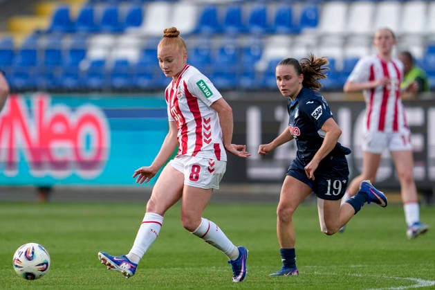 v.li.: Laura Vogt (Köln, 8), Marie Steiner (TSG, 19), Zweikampf, Spielszene, Duell, duel, tackle, tackling, Dynamik, Action, Aktion, 27.04.2026, Sinsheim (Hoffenheim) (Deutschland), Fussball, Google Pixel Frauen-Bundesliga, TSG 1899 Hoffenheim - 1. FC Köln, DFB DFL REGULATIONS PROHIBIT ANY USE OF PHOTOGRAPHS AS IMAGE SEQUENCES AND OR QUASI-VIDEO.