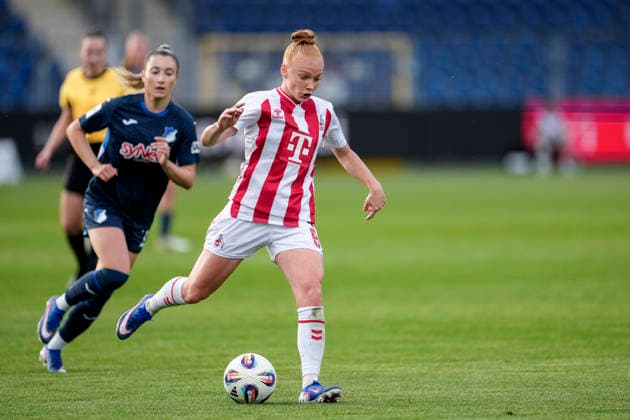 v.li.: Janna Grimm (TSG, 26), Laura Vogt (Köln, 8) am Ball, Aktion, Action, Spielszene, 27.04.2026, Sinsheim (Hoffenheim) (Deutschland), Fussball, Google Pixel Frauen-Bundesliga, TSG 1899 Hoffenheim - 1. FC Köln, DFB DFL REGULATIONS PROHIBIT ANY USE OF PHOTOGRAPHS AS IMAGE SEQUENCES AND OR QUASI-VIDEO.