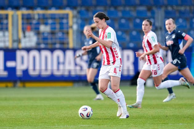 Sara Agrez (Köln, 4), am Ball, Freisteller, Ganzkörper, Einzelbild, Einzelfoto, Aktion, Action, 27.04.2026, Sinsheim (Hoffenheim) (Deutschland), Fussball, Google Pixel Frauen-Bundesliga, TSG 1899 Hoffenheim - 1. FC Köln, DFB DFL REGULATIONS PROHIBIT ANY USE OF PHOTOGRAPHS AS IMAGE SEQUENCES AND OR QUASI-VIDEO.
