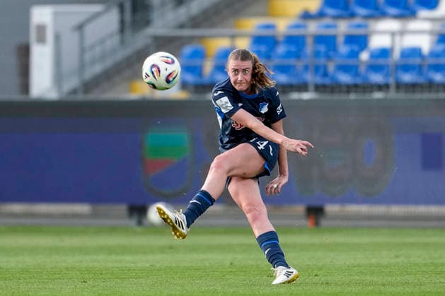 Lisa Doorn (TSG, 14), am Ball, Freisteller, Ganzkörper, Einzelbild, Einzelfoto, Aktion, Action, 27.04.2026, Sinsheim (Hoffenheim) (Deutschland), Fussball, Google Pixel Frauen-Bundesliga, TSG 1899 Hoffenheim - 1. FC Köln, DFB DFL REGULATIONS PROHIBIT ANY USE OF PHOTOGRAPHS AS IMAGE SEQUENCES AND OR QUASI-VIDEO.