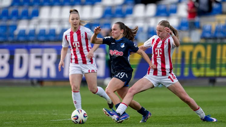 v.li.: Weronika Zawistowska (Köln, 10), Marie Steiner (TSG, 19), Carlotta Imping (Köln, 14), Zweikampf, Spielszene, Duell, duel, tackle, tackling, Dynamik, Action, Aktion, 27.04.2026, Sinsheim (Hoffenheim) (Deutschland), Fussball, Google Pixel Frauen-Bundesliga, TSG 1899 Hoffenheim - 1. FC Köln, DFB DFL REGULATIONS PROHIBIT ANY USE OF PHOTOGRAPHS AS IMAGE SEQUENCES AND OR QUASI-VIDEO.