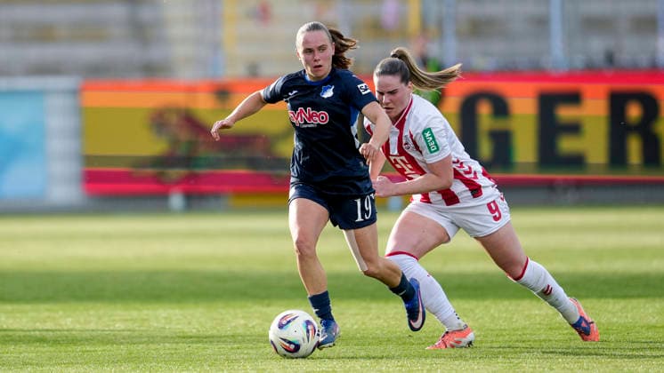 v.li.: Marie Steiner (TSG, 19), Adriana Achcinska (Köln, 9), Zweikampf, Spielszene, Duell, duel, tackle, tackling, Dynamik, Action, Aktion, 27.04.2026, Sinsheim (Hoffenheim) (Deutschland), Fussball, Google Pixel Frauen-Bundesliga, TSG 1899 Hoffenheim - 1. FC Köln, DFB DFL REGULATIONS PROHIBIT ANY USE OF PHOTOGRAPHS AS IMAGE SEQUENCES AND OR QUASI-VIDEO.