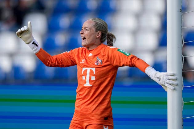 Lisa Schmitz (Torwart, Torhüterin, Köln, 1), gibt Anweisungen, gestikuliert, mit den Armen gestikulieren, Einzelbild, Einzelfoto, Aktion, Action, 27.04.2026, Sinsheim (Hoffenheim) (Deutschland), Fussball, Google Pixel Frauen-Bundesliga, TSG 1899 Hoffenheim - 1. FC Köln, DFB DFL REGULATIONS PROHIBIT ANY USE OF PHOTOGRAPHS AS IMAGE SEQUENCES AND OR QUASI-VIDEO.