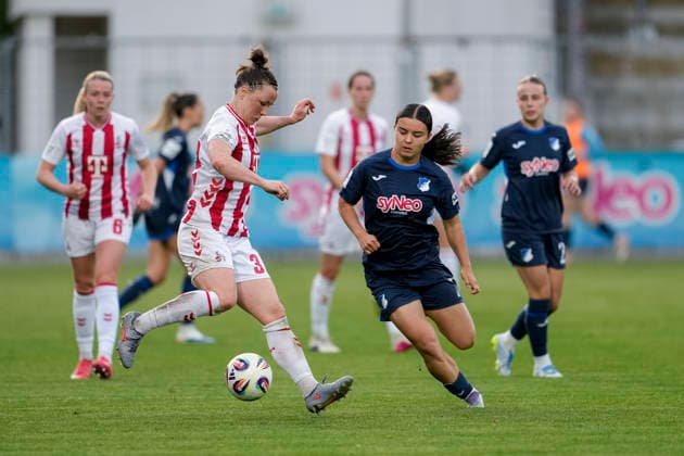 v.li.: Marina Hegering (Köln, 33, Kapitänin), Naomi Luyet (TSG, 7), Zweikampf, Spielszene, Duell, duel, tackle, tackling, Dynamik, Action, Aktion, 27.04.2026, Sinsheim (Hoffenheim) (Deutschland), Fussball, Google Pixel Frauen-Bundesliga, TSG 1899 Hoffenheim - 1. FC Köln, DFB DFL REGULATIONS PROHIBIT ANY USE OF PHOTOGRAPHS AS IMAGE SEQUENCES AND OR QUASI-VIDEO.