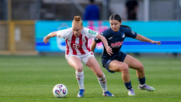 v.li.: Laura Vogt (Köln, 8), Naomi Luyet (TSG, 7), Zweikampf, Spielszene, Duell, duel, tackle, tackling, Dynamik, Action, Aktion, 27.04.2026, Sinsheim (Hoffenheim) (Deutschland), Fussball, Google Pixel Frauen-Bundesliga, TSG 1899 Hoffenheim - 1. FC Köln, DFB DFL REGULATIONS PROHIBIT ANY USE OF PHOTOGRAPHS AS IMAGE SEQUENCES AND OR QUASI-VIDEO.