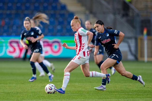 v.li.: Laura Vogt (Köln, 8), Naomi Luyet (TSG, 7), Zweikampf, Spielszene, Duell, duel, tackle, tackling, Dynamik, Action, Aktion, 27.04.2026, Sinsheim (Hoffenheim) (Deutschland), Fussball, Google Pixel Frauen-Bundesliga, TSG 1899 Hoffenheim - 1. FC Köln, DFB DFL REGULATIONS PROHIBIT ANY USE OF PHOTOGRAPHS AS IMAGE SEQUENCES AND OR QUASI-VIDEO.