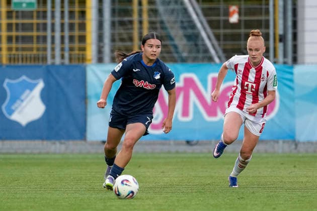 v.li.: Naomi Luyet (TSG, 7), Laura Vogt (Köln, 8), Aktion, Action, Spielszene, 27.04.2026, Sinsheim (Hoffenheim) (Deutschland), Fussball, Google Pixel Frauen-Bundesliga, TSG 1899 Hoffenheim - 1. FC Köln, DFB DFL REGULATIONS PROHIBIT ANY USE OF PHOTOGRAPHS AS IMAGE SEQUENCES AND OR QUASI-VIDEO.