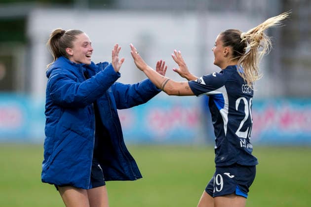 v.li.: Die bereits ausgewechselte Valesca Ampoorter (TSG, 18) und Torschützin Selina Cerci (TSG, 29), Spielerinnen der TSG 1899 Hoffenheim, jubeln über das Tor zum 5:2, Jubel, Torjubel, Torerfolg, celebrate the goal, goal, celebration, jubelt ueber das Tor, Freuen, Freude, freut sich, optimistisch, positiv, Spielszene, Highlight, Action, Aktion, 27.04.2026, Sinsheim (Hoffenheim) (Deutschland), Fussball, Google Pixel Frauen-Bundesliga, TSG 1899 Hoffenheim - 1. FC Köln, DFB DFL REGULATIONS PROHIBIT ANY USE OF PHOTOGRAPHS AS IMAGE SEQUENCES AND OR QUASI-VIDEO.