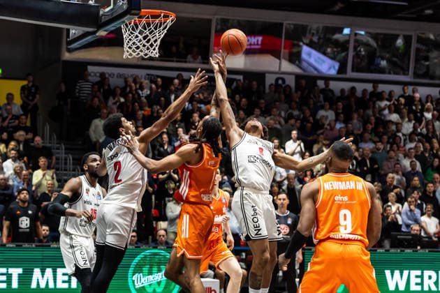 GER, easy-Credit Basketball-Bundesliga, Niners Chemnitz - BMA365 Bamberg Baskets. 27.04.2026, Messe, Chemnitz, GER, easy-Credit Basketball-Bundesliga, Niners Chemnitz - BMA365 Bamberg Baskets. Kevin Yebo (Niners Chemnitz, 0) im Kampf um den Ball Foto Alexander Trienitz Chemnitz Messe Sachsen Deutschland
