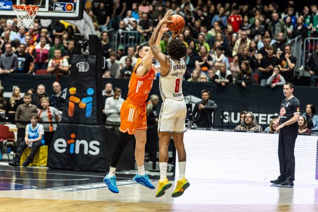 GER, easy-Credit Basketball-Bundesliga, Niners Chemnitz - BMA365 Bamberg Baskets. 27.04.2026, Messe, Chemnitz, GER, easy-Credit Basketball-Bundesliga, Niners Chemnitz - BMA365 Bamberg Baskets. Demarcus Demonia (BMA365 Bamberg Baskets, 8), Yordan Minchev (Niners Chemnitz, 91) Foto Alexander Trienitz Chemnitz Messe Sachsen Deutschland