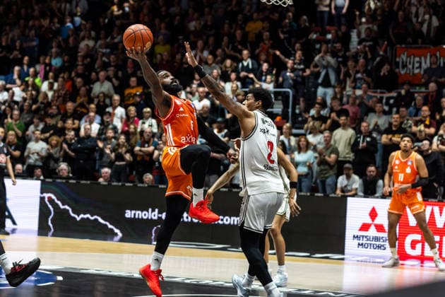 GER, easy-Credit Basketball-Bundesliga, Niners Chemnitz - BMA365 Bamberg Baskets. 27.04.2026, Messe, Chemnitz, GER, easy-Credit Basketball-Bundesliga, Niners Chemnitz - BMA365 Bamberg Baskets. Corey Davis Jr. (Niners Chemnitz, 5), Ibi Watson (BMA365 Bamberg Baskets, 2) Foto Alexander Trienitz Chemnitz Messe Sachsen Deutschland