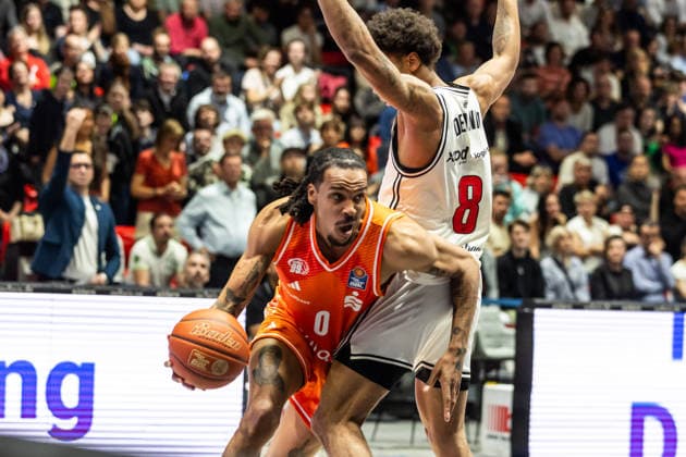 GER, easy-Credit Basketball-Bundesliga, Niners Chemnitz - BMA365 Bamberg Baskets. 27.04.2026, Messe, Chemnitz, GER, easy-Credit Basketball-Bundesliga, Niners Chemnitz - BMA365 Bamberg Baskets. Kevin Yebo (Niners Chemnitz, 0), Demarcus Demonia (BMA365 Bamberg Baskets, 8) Foto Alexander Trienitz Chemnitz Messe Sachsen Deutschland