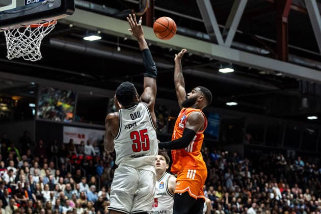 GER, easy-Credit Basketball-Bundesliga, Niners Chemnitz - BMA365 Bamberg Baskets. 27.04.2026, Messe, Chemnitz, GER, easy-Credit Basketball-Bundesliga, Niners Chemnitz - BMA365 Bamberg Baskets. Corey Davis Jr. (Niners Chemnitz, 5), Ejiofor Onu (BMA365 Bamberg Baskets, 35) Foto Alexander Trienitz Chemnitz Messe Sachsen Deutschland