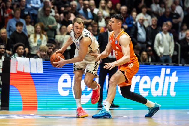 GER, easy-Credit Basketball-Bundesliga, Niners Chemnitz - BMA365 Bamberg Baskets. 27.04.2026, Messe, Chemnitz, GER, easy-Credit Basketball-Bundesliga, Niners Chemnitz - BMA365 Bamberg Baskets. Moritz Krimmer (BMA365 Bamberg Baskets, 27), Yordan Minchev (Niners Chemnitz, 91) Foto Alexander Trienitz Chemnitz Messe Sachsen Deutschland