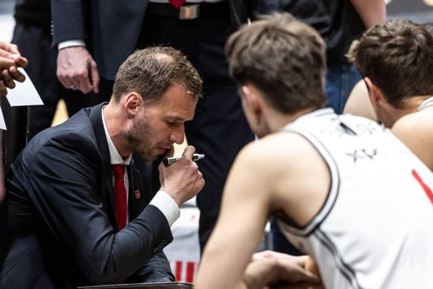 GER, easy-Credit Basketball-Bundesliga, Niners Chemnitz - BMA365 Bamberg Baskets. 27.04.2026, Messe, Chemnitz, GER, easy-Credit Basketball-Bundesliga, Niners Chemnitz - BMA365 Bamberg Baskets. Anton Gavel (Head Coach), BMA365 Bamberg Baskets spricht mit seinen Spielern Foto Alexander Trienitz Chemnitz Messe Sachsen Deutschland