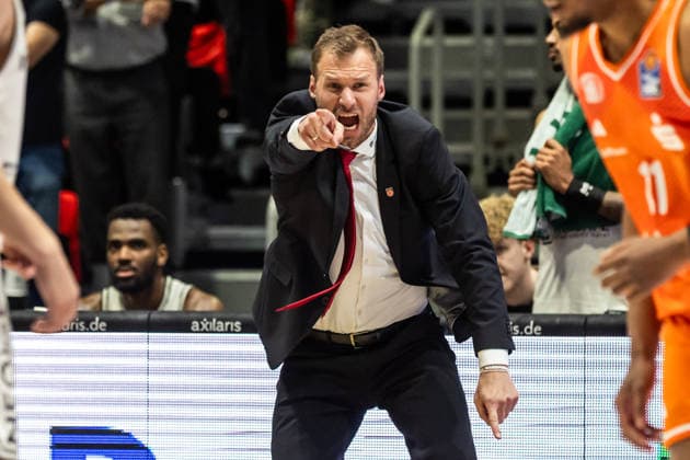 GER, easy-Credit Basketball-Bundesliga, Niners Chemnitz - BMA365 Bamberg Baskets. 27.04.2026, Messe, Chemnitz, GER, easy-Credit Basketball-Bundesliga, Niners Chemnitz - BMA365 Bamberg Baskets. Anton Gavel (Head Coach), BMA365 Bamberg Baskets gibt Handzeichen Foto Alexander Trienitz Chemnitz Messe Sachsen Deutschland
