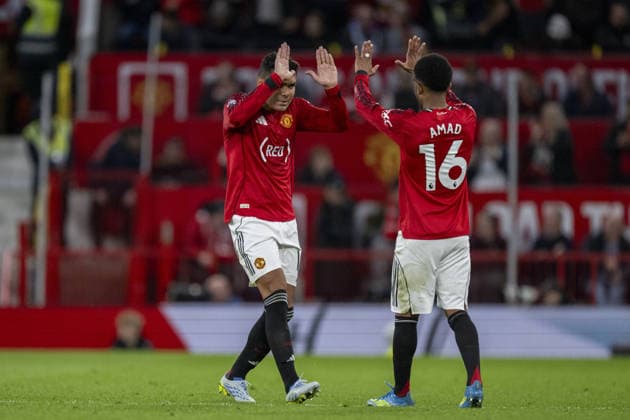 MANCHESTER, ENGLAND, APRIL 27: Casemiro of Manchester United, ManU (L) and Amad Diallo of Manchester United (R) react during a Premier League match between Manchester United and Brentford at Old Trafford in Manchester. (Photo by Will Palmer Sports Press Photo) Copyright: xWillxPalmer SportsxPressxPhotox Sportspressphoto_SPR138090