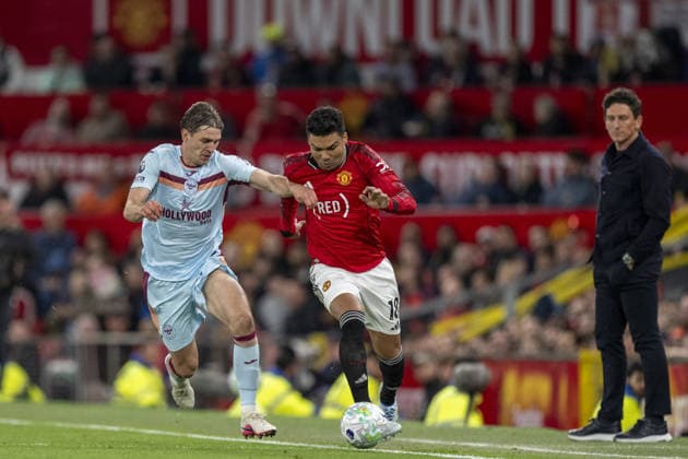 MANCHESTER, ENGLAND, APRIL 27: Yehor Yarmolyuk of Brentford (L) and Casemiro of Manchester United, ManU (R) fight for possession during a Premier League match between Manchester United and Brentford at Old Trafford in Manchester. (Photo by Will Palmer Sports Press Photo) Copyright: xWillxPalmer SportsxPressxPhotox Sportspressphoto_SPR138092